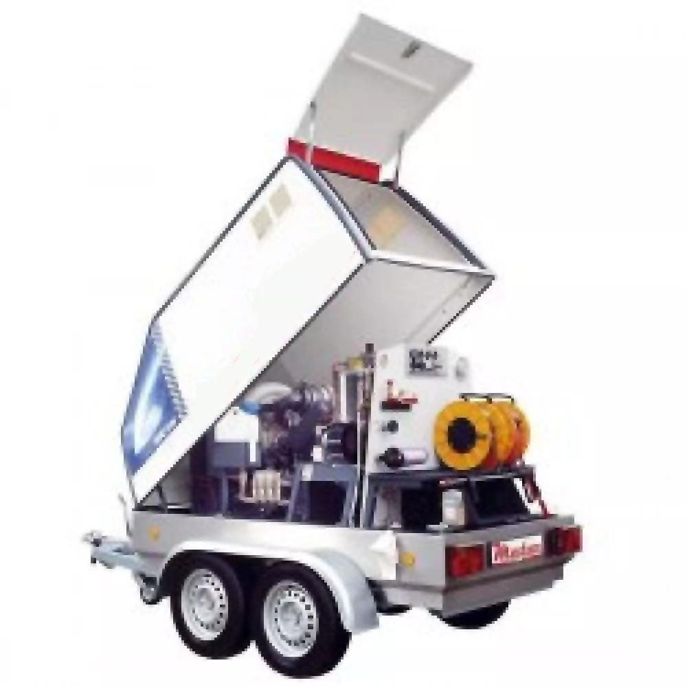 Equipo de alta presión con remolque desde 380 bar y caudal de 1 300 L/h para limpieza industrial móvil. Potente hidrolimpiadora profesional para obras, talleres y servicios exigentes.