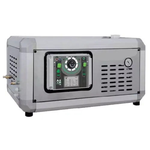 Hidrolimpiadora de agua caliente eléctrica, fija y móvil, 120 bar y 240 L/h para limpieza profesional versátil en talleres y superficies exigentes.