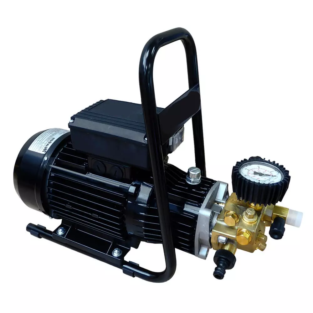 Hidrolimpiadora de agua fría 200 bar y 420 L/h para limpieza profesional potente en vehículos, maquinaria y superficies exigentes.
