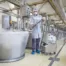 Descubre cómo la limpieza con vapor industrial elimina grasa y bacterias sin químicos, reduce el consumo de agua y mejora la higiene en industria, sanidad y hostelería.